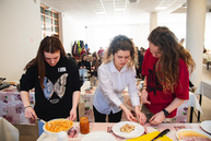 Zväčšiť fotografiu - Palacinkami popularizujú varenie medzi školákmi - TSK_SOŠ PAR_palacinky_mini (48 of 90)