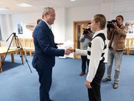 Zväčšiť fotografiu - Plážové volejbalistky na župnom úrade - 20221024_134302