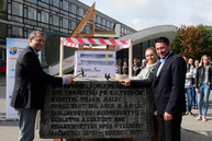 Po letných prázdninách žiakov privítala nová telocvičňa a jedna z najmodernejších školských budov - 20171004_TN_SOS_Stavebna_poklepanie_007r