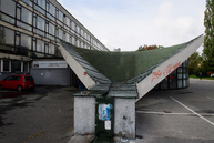 Po letných prázdninách žiakov privítala nová telocvičňa a jedna z najmodernejších školských budov - 20171004_TN_SOS_Stavebna_poklepanie_012r