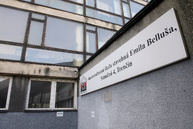 Po letných prázdninách žiakov privítala nová telocvičňa a jedna z najmodernejších školských budov - 20171004_TN_SOS_Stavebna_poklepanie_013r
