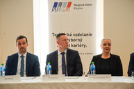 Zväčšiť fotografiu - Podpisom memoranda spečatili prvý krok k vytvoreniu unikátneho kempusu - TSK_EDUTECH podpis memoranda_mini-31