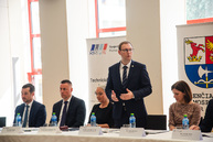 Zväčšiť fotografiu - Podpisom memoranda spečatili prvý krok k vytvoreniu unikátneho kempusu - TSK_EDUTECH podpis memoranda_mini-32