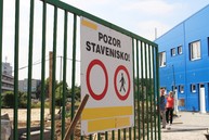 Práce na rekonštrukcii soš e. belluša v trenčíne a výstavbe telocvične športového gymnázia finišujú. akými zmenami od minulého roka prešli? pozrite sa sami! - IMG_9621