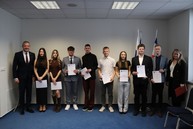 Zväčšiť fotografiu - Predsedníctvo mládežníckeho parlamentu si prevzalo menovacie dekréty - TSK Odovzdávanie dekrétov KMP TSK