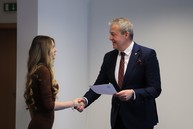 Zväčšiť fotografiu - Predsedníctvo mládežníckeho parlamentu si prevzalo menovacie dekréty - TSK Odovzdávanie dekrétov KMP TSK_10