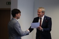 Zväčšiť fotografiu - Predsedníctvo mládežníckeho parlamentu si prevzalo menovacie dekréty - TSK Odovzdávanie dekrétov KMP TSK_11