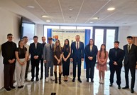 Zväčšiť fotografiu - Predsedníctvo mládežníckeho parlamentu si prevzalo menovacie dekréty - TSK Odovzdávanie dekrétov KMP TSK_13