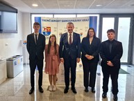 Zväčšiť fotografiu - Predsedníctvo mládežníckeho parlamentu si prevzalo menovacie dekréty - TSK Odovzdávanie dekrétov KMP TSK_14