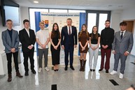 Zväčšiť fotografiu - Predsedníctvo mládežníckeho parlamentu si prevzalo menovacie dekréty - TSK Odovzdávanie dekrétov KMP TSK_16