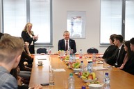 Zväčšiť fotografiu - Predsedníctvo mládežníckeho parlamentu si prevzalo menovacie dekréty - TSK Odovzdávanie dekrétov KMP TSK_4
