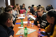 Prvých deväť stredných škôl na slovensku zapojených do pilotného ročníka participatívnych rozpočtov si prevzalo noty  a pravidlá hry v rámci školenia koordinátorov - IMG_0053