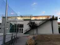 Zväčšiť fotografiu - Púchovské gymnázium s originálnym športoviskom - celkovy pohlad so schodiskom