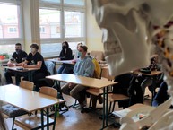 Zväčšiť fotografiu - Rozhodnutie hygienikov zatvorí od pondelka stredné školy v týchto okresoch - prezencna vyucba1