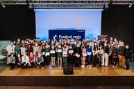 Zväčšiť fotografiu - Šikovní vedci rastú aj v trenčianskom kraji - FVAT_vsetci