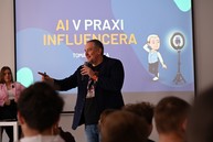 Zväčšiť fotografiu - Škola podporuje študentov k efektívnemu, no i kritickému využívaniu umelej inteligencie
