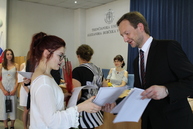 Skúšku dospelosti úspešne zložilo 168 maturantov z gymnázia ľ. štúra v trenčíne. maturitné vysvedčenie si slávnostne prevzali na pôde trenčianskej univerzity - IMG_9178
