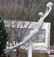 Zväčšiť fotografiu - Soche prinavrátili staronový význam - Trencin_areal_Dukly_volejbalista