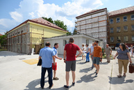 Stavebné práce na prvej strednej zdravotníckej škole na hornej nitre pokračujú podľa harmonogramu, rozsiahlu rekonštrukciu podstupuje aj obchodná akadémia v prievidzi. - 20190726_PD_kontrolny_den_074w