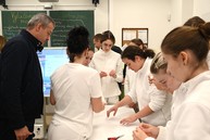 Zväčšiť fotografiu - Stredná zdravotnícka škola v prievidzi pripravuje žiakov na reálnu prax s pomocou moderných technológií