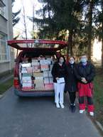 Zväčšiť fotografiu - Strednej zdravotníckej škole v považskej bystrici sa podarilo vyzbierať 900 balíčkov pre seniorov - 130860797_404921884278522_7907360030247992411_o