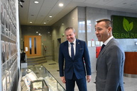 Zväčšiť fotografiu - Stredoškolák hostil vzácnu návštevu, na jilemáku pribudol nový výťah