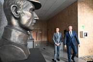 Zväčšiť fotografiu - Stredoškolák hostil vzácnu návštevu, na jilemáku pribudol nový výťah