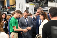 Zväčšiť fotografiu - Stredoškolák hostil vzácnu návštevu, na jilemáku pribudol nový výťah