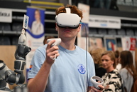 Zväčšiť fotografiu - Stredoškolák hostil vzácnu návštevu, na jilemáku pribudol nový výťah