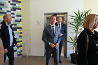 Zväčšiť fotografiu - Stredoškolák hostil vzácnu návštevu, na jilemáku pribudol nový výťah