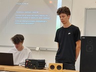 Zväčšiť fotografiu - Študenti spojenej školy v púchove sa predstavili na medzinárodnom podujatí - Martin Mikoláš predstavuje svoj projekt