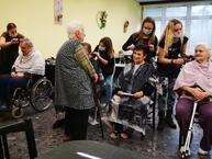 Zväčšiť fotografiu - Študentky soš obchodu a služieb v púchove nezištne pomáhali - IMG_20211021_091005