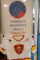 Zväčšiť fotografiu - Súčasťou hokejovej akadémie v trenčíne sa stalo ďalších 15 mladých talentov - 20200519_TSK_minister_Grohling_001_061w