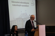 Trenčianski gymnazisti si na pôde trenčianskej univerzity alexandra dubčeka prevzali svoje maturitné vysvedčenia - IMG_3957