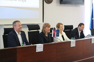 Trenčiansky župan a štátna tajomníčka rezortu školstva diskutovali so študentmi z tridsiatky stredných škôl - IMG_8408