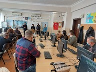 Zväčšiť fotografiu - Učitelia novomestskej spš na pracovnom stretnutí v turecku - diskusia