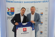 Zväčšiť fotografiu - Trenčiansky župan Jaroslav Baška so súčasným prezidentom SZĽH Miroslavom Šatanom (archívny záber).