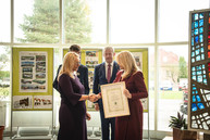 Zväčšiť fotografiu - Unikátna škola získala prezidentskú zelenú pečať - TSK_prezidentská pečať_SPŠ TN_mini-66