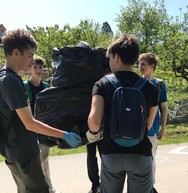 Zväčšiť fotografiu - Zelených škôl v kraji pribúda - čistenie mesta