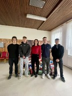 Zväčšiť fotografiu - Žiaci opäť priniesli radosť klientom zariadenia sociálnych služieb v slavnici