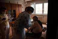 Zväčšiť fotografiu - Klientov preočkovali v „obývačke“ - TSK_CSS Bystričan_3davka_mini-11