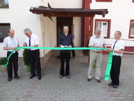 Komplexná rekonštrukcia  css nádej  v dolnom lieskove - 1. Pásku slávnostne prestrihol predseda TSK MUDr. Pavol Sedláček spolu s generálnym riaditeľom a. s. TEXO PARTNER Ing. Stanislavom Petrovským za asistencie klientov zariadenia