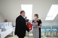 Zväčšiť fotografiu - Obdarovali sme všetky župné zariadenia sociálnych služieb - CSS AVE DCA_odovzdanie AED a tablet_mini (13)