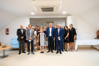 Zväčšiť fotografiu - Obdarovali sme všetky župné zariadenia sociálnych služieb - CSS AVE DCA_odovzdanie AED a tablet_mini (22)