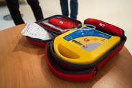 Zväčšiť fotografiu - Obdarovali sme všetky župné zariadenia sociálnych služieb - CSS AVE DCA_odovzdanie AED a tablet_mini (25)