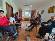 Zväčšiť fotografiu - V centrách sociálnych služieb využívajú terapeutický účinok psov i hier