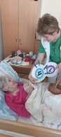Zväčšiť fotografiu - V centrách sociálnych služieb využívajú terapeutický účinok psov i hier