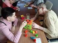 Zväčšiť fotografiu - V centrách sociálnych služieb využívajú terapeutický účinok psov i hier