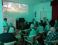 Zväčšiť fotografiu - V css – domov javorina si uctili starších, klienti navštívili aj veľkú javorinu - Kino