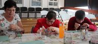 Vlastivedné múzeum v považskej bystrici pomáhalo znevýhodneným skupinám obyvateľstva - maľovanie na sklo II.